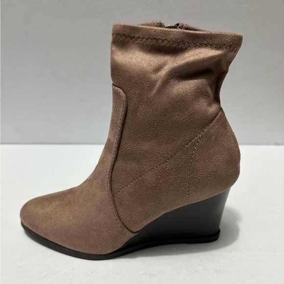 JOURNEE COLLECTION Womens Taupe Stretch Hepburn Round Toe Wedge Booties Sz 6 - Picture 2 of 7